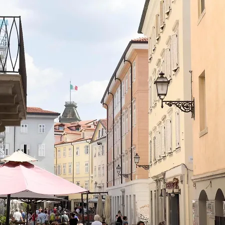 Apartment Cavana 2 Tirabora Short Rent Trieste