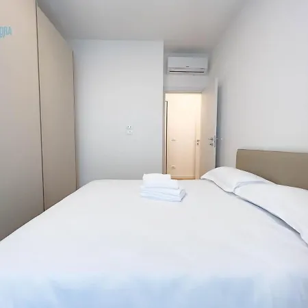 Apartment Cavana 2 Tirabora Short Rent Trieste